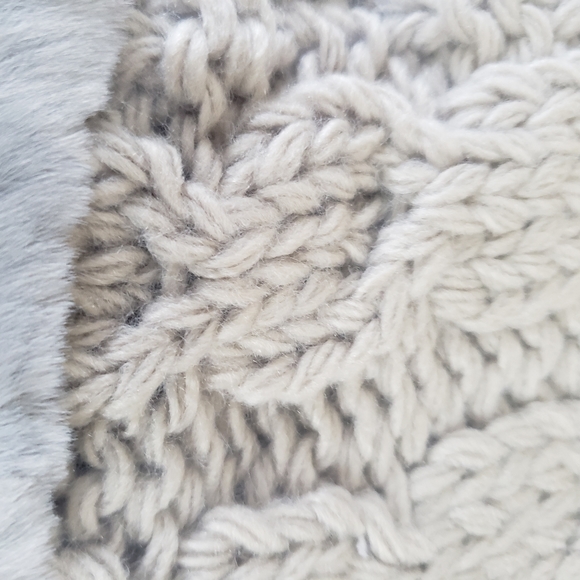 NWT UGG Table Runner (Koolaburra, Cable Knit and Faux Fir Trim) - Picture 7 of 8